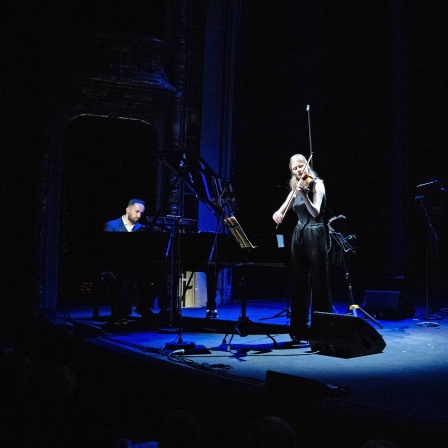 Der Pianist Igor Levit (l) und Cosima Soulez Lariviere spielen gemeinsam beim Solidaritätskonzert für die Opfer des Hamas-Terroranschlags in Israel Solidaritätskonzert für die Opfer des Hamas-Terroranschlags in Israel (Bild: dpa/ Hannes P Albert)