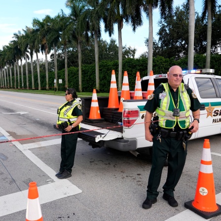 eamte der Palm Beach County Sheriffs stehen vor dem Trump International Golf Club nach dem mutmaßlich versuchten Attentat auf den republikanischen Präsidentschaftskandidaten und ehemaligen US-Präsidenten Donald Trump