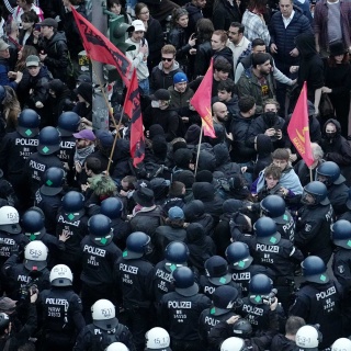 Archivbild: Demonstranten und Kräfte der Polizei stehen am 1. Mai 2023 in Berlin-Kreuzberg gedrängt, nachdem eine Demonstration für beendet erklärt wurde (Bild: picture alliance/dpa | Kay Nietfeld) 