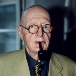 Wolfgang Menge mit Pfeife und Krawatte, fotografiert 1998.