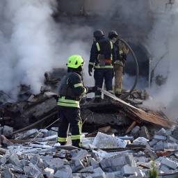 Nach einem russischen Raketenangriff löschen Rettungskräfte das Feuer auf ein Haus in der ukrainischen Stadt Charkiw.