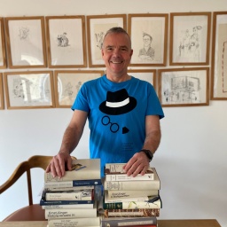 Frank Hertweck hinter seinen gelesenen Jünger Bücher