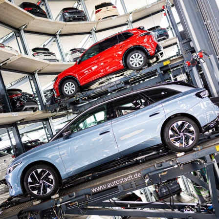 Autos in einem der Türme der Volkswagen-Autostadt in Wolfsburg. (Bild: picture alliance/dpa/Moritz Frankenberg)