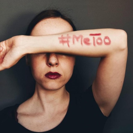 Eine Frau hat sich einen #MeToo-Schriftzug auf den Unterarm geschrieben.