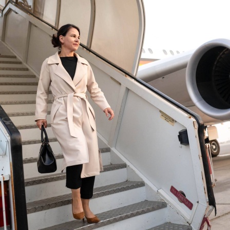 Außenministerin Annalena Baerbock steigt aus einer Regierungsmaschine