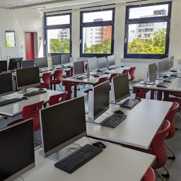 Blick in einen Klassenraum mit vielen PCs