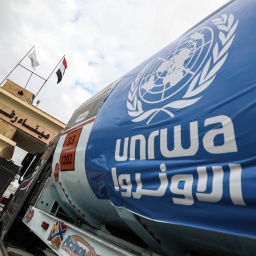 Ein Tankwagen des Hilfswerks der Vereinten Nationen für Palästina-Flüchtlinge im Nahen Osten (UNRWA) steht in der Schlange, um vom Grenzübergang Rafah (Ägypten) in die palästinensischen Gebiete in Israel zu gelangen.