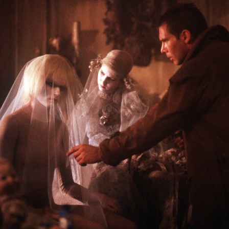 Filmszene mit Harrison Ford als &#034;Blade Runner&#034; Rick Deckard und Daryl Hannah (l) als Replikant.