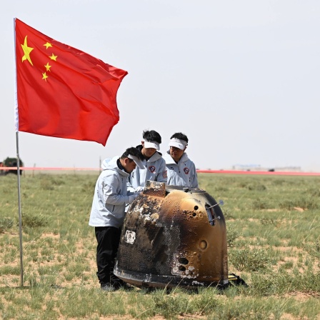 Die Rückkehrkapsel der Chang&#039;e-6-Sonde landet am 25. Juni 2024 im Siziwang-Banner im nordchinesischen Autonomen Gebiet Innere Mongolei.