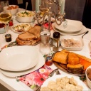 Festlich gedeckter Tisch mit polnischem Weihnachtsessen