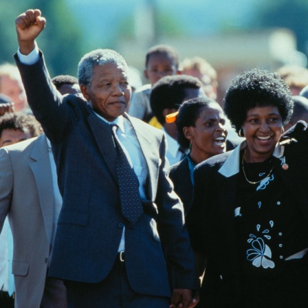 Der Anti-Apartheid-Kämpfer Nelson Mandela mit seiner Frau Winnie verlässt am 11. Februar 1990 nach 27 Jahren Haft als freier Mann das Victor-Verster-Gefängnis. Er wurde am 10. Dezember 1993, zusammen mit Frederik Willem de Klerk, mit dem Friedensnobelpreis ausgezeichnet.
