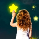 Ein Mädchen legt die Hand auf einen Stern