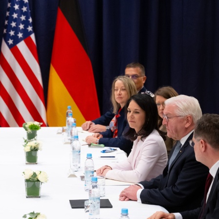 Teilnehmende der Münchner Sicherheitskonferenz an einem Tisch