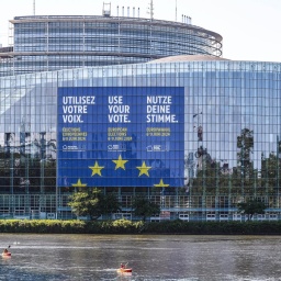 Zu sehen ist ein Transparent an der Aussenfassade des Europaparlaments in Strassburg vor der Europawahl im Juni. In verschiedenen Sprachen ist zu lesen "Nutze deine Stimme!"
