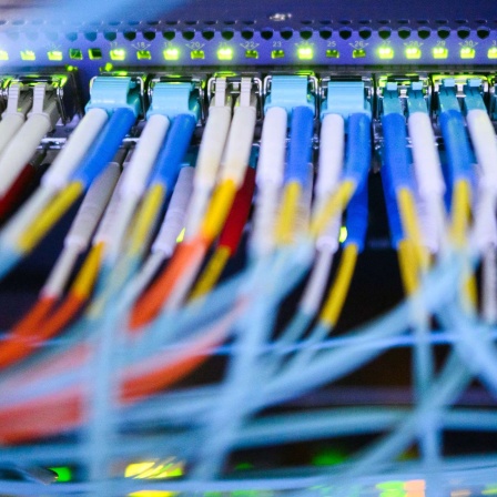 Symbolbild: Serverschrank und Cyberkriminalität