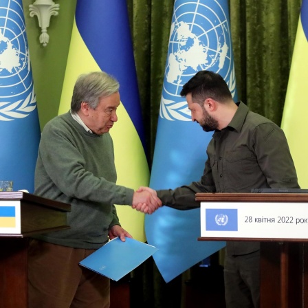 Wolodymyr Selenskyj (r), Präsident der Ukraine, und Antonio Guterres, Generalsekretär der Vereinten Nationen, reichen sich bei einer Pressekonferenz nach ihrem Treffen die Hände.