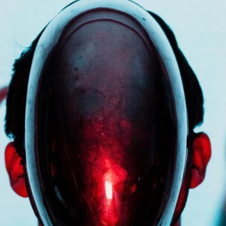 Ein Mensch mit einer spiegelnden Maske vor dem Gesicht. Er wirkt wie ein Roboter.