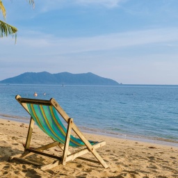 Stuhl am Strand mit Blick aufs Meer