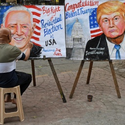 Ein Lehrer der Gurukul School of Art malt Wahlplakatefür Joe Biden und Donald Trump, Mumbai, Indien, 07.03.2024; © picture alliance/Sipa USA/Ashish Vaishnav
