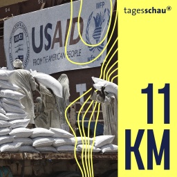 Sudanesische Hafenarbeiter laden am 5. Juni 2018 in Port Sudan an der Küste des Roten Meeres Säcke mit Sorgham (Getreide) von einem der beiden US-Schiffe mit humanitären Hilfsgütern der US-Entwicklungsagentur USAID ab.