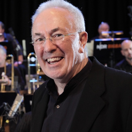 Der britische Arrangeur, Komponist und Bandleader Michael Gibbs bei Proben mit der NDR Bigband (2011).