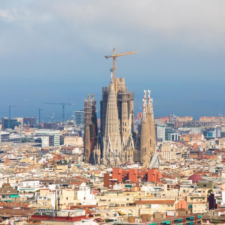 Die berühmte Kirche La Sagrada Familia von Antoni Gaudi, vom Park Güell aus fotografiert.