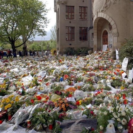 Ein Meer von Blumen vor dem Erfurter Gutenberg-Gymnasium am 05.05.2002.