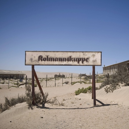 Schild "Kolmannskuppe" in der von deutschen Kolonialisten gegründete Stadt in Namibia