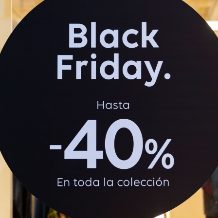 Black Friday - ein Schild weist im Schaufenster auf den großen Ausverkauf hin.