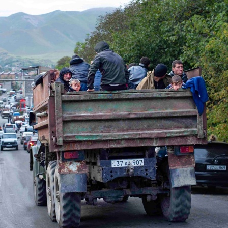  Ethnische Armenier aus Berg-Karabach sitzen in einem Lastwagen auf dem Weg nach Goris in der Region Syunik.
