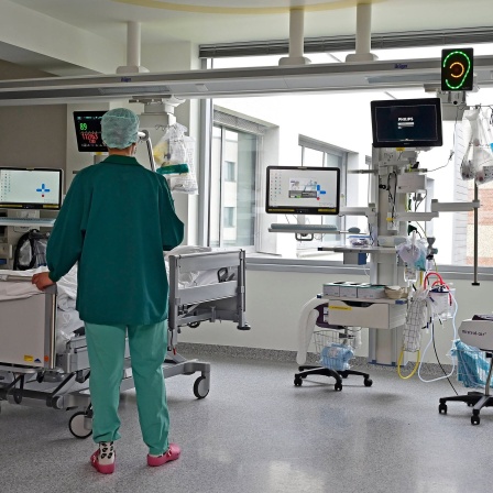 Norbert Paul ist Klinikarzt und erlebt tagtäglich, woran es derzeit in unseren Krankenhäusern mangelt. Darüber spricht er im SWR Science Talk.