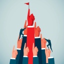 Illustration: Eine Mensch besteigt einen Gipfel aus in die Höhe gestreckten Fingern. Auf der Spitze weht eine rote Flagge.