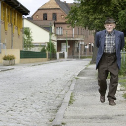 Ein alter Mann bei einem Spaziergang durch Grossräschen in der Niederlausitz