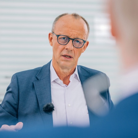 Der CDU-Vorsitzende Friedrich Merz (l) sitzt mit Theo Koll, ZDF-Moderator und Leiter des ZDF-Hauptstadtstudios, beim ZDF-Sommerinterview.