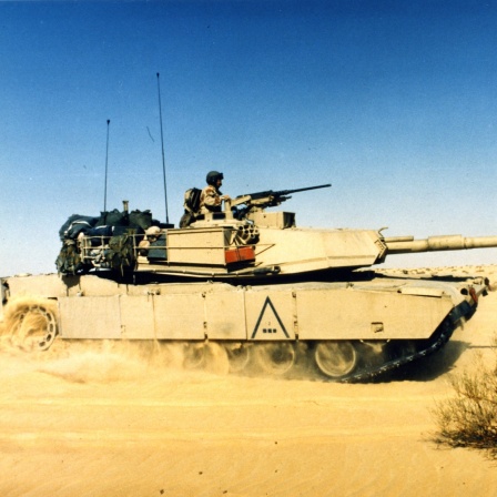 Amerikanischer Panzer fährt durch die irakische Wüste (Archivbild)
