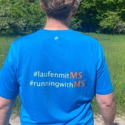 Andreas Reiter mit dem T-Shirt: #laufen mit MS