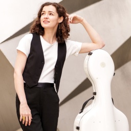 Anastasia Kobekina posiert an ihrem Cellokasten.