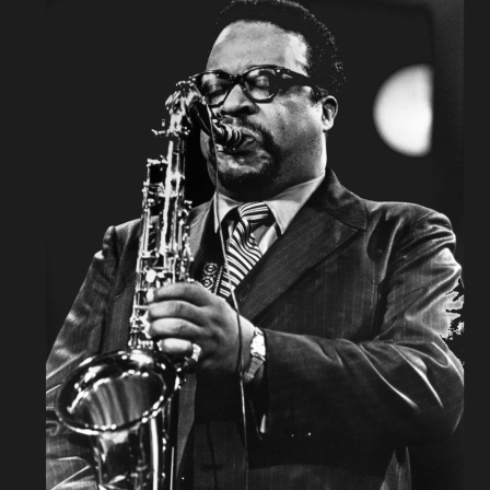 Der Tenorsaxofonist Gene Ammons spielt mit geschlossenen Augen sein Instrument