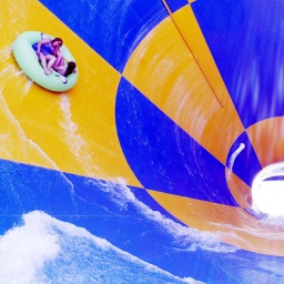Schlauchbootfahrer genießen 2005 die Fahrt auf der Wasserrutsche des "Tornado Water Ride" im Six Flags Freizeitpark in Eureka