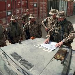 Einsatzbesprechung: Eine Bundeswehr-Einheit bereitet sich im deutschen Feldlager "Camp Warehouse" in Kabul.