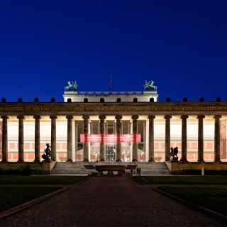 Blick auf das beleuchtete Alte Museum in Berlin bei Nacht
