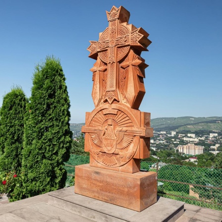 Steinkreuz aus Khachkar neben einer Kirche