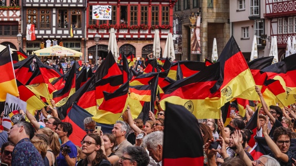 Morgenmagazin - Begeisterter Empfang Der Dfb-frauen Mit Fahnenmeer