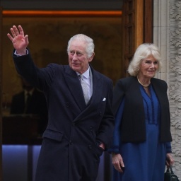König Charles III. und Königin Camilla verlassen die Londoner Klinik im Zentrum Londons.