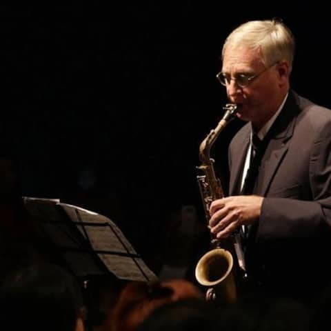 Brian Howrey am Saxophon zusammen mit dem Manila Symphony Orchestra