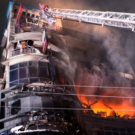 Flammen schlagen aus einem mehrstöckigen Einkaufszentrum in Bangladeschs Hauptstadt Dhaka.