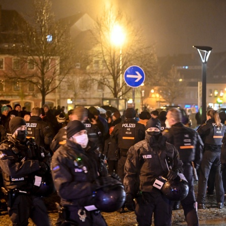 Polizisten sichern den Kornmarkt wegen eines angekündigten, ungenehmigten Protests gegen die aktuellen Corona-Maßnahmen