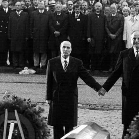 Mitterand und Kohl reichen sich 1984 die Hand an den Gräbern von Verdun
