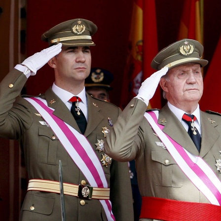 Spaniens König Juan Carlos und sein Sohn Kronprinz Felipe salutieren