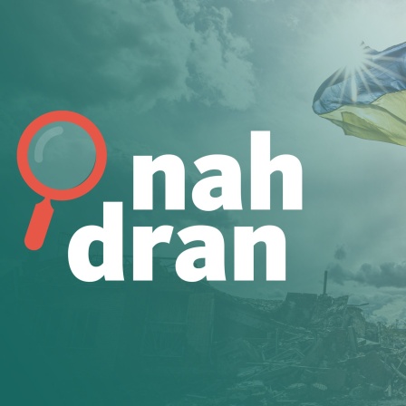 ukrainische Flagge wehr vor zerstörten Gebäuden